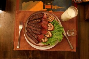 Armeens eten sujukh en basturma op een bord