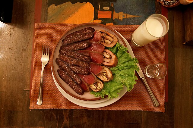 Armeens eten sujukh en basturma op een bord