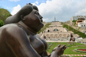 Cascade yerevan met beeld ervoor