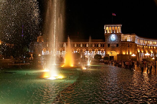 Republic square yerevan fontein in de avond
