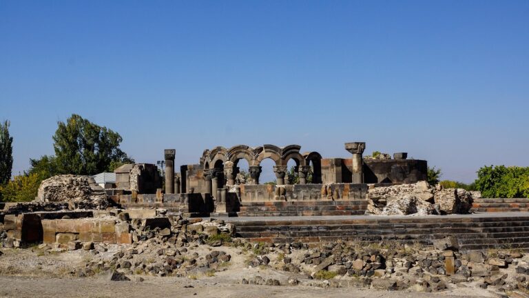 Zvartnots tempel van afstand