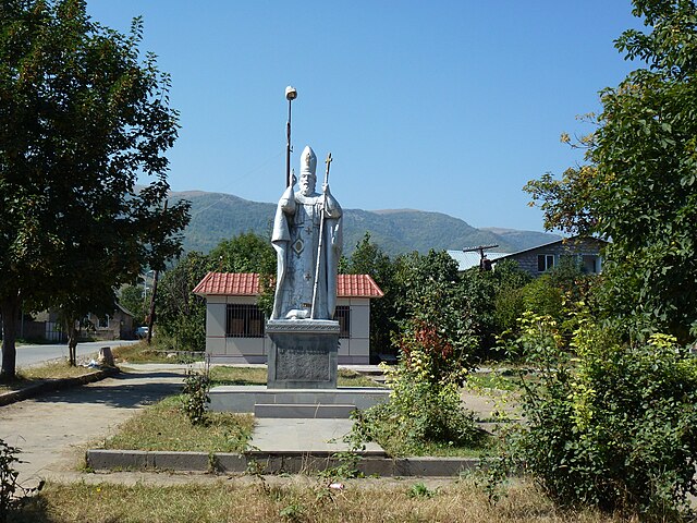 Saint Hovan Odzneci standbeeld